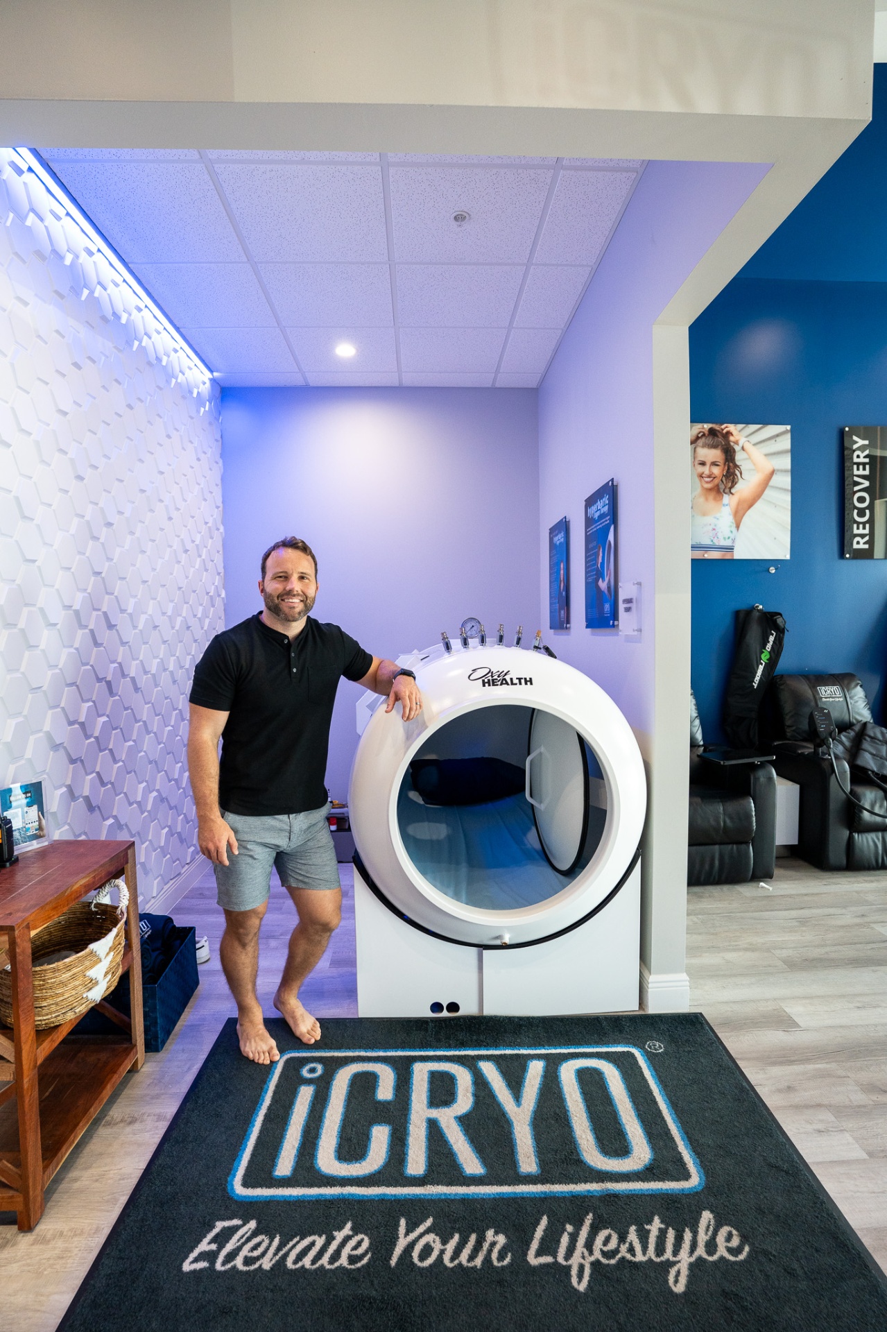 Guest relaxing inside the Fortius 420 hyperbaric chamber at iCRYO South Jordan